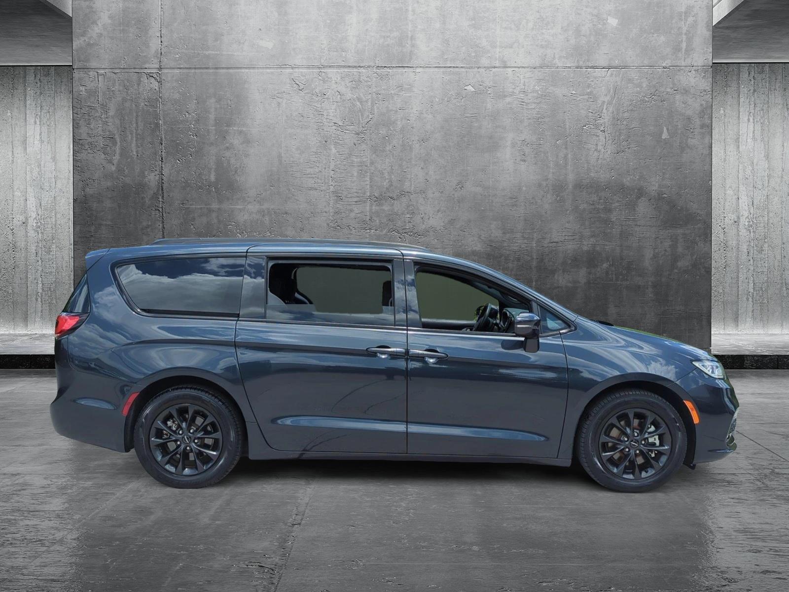 2021 Chrysler Pacifica Touring photo 4
