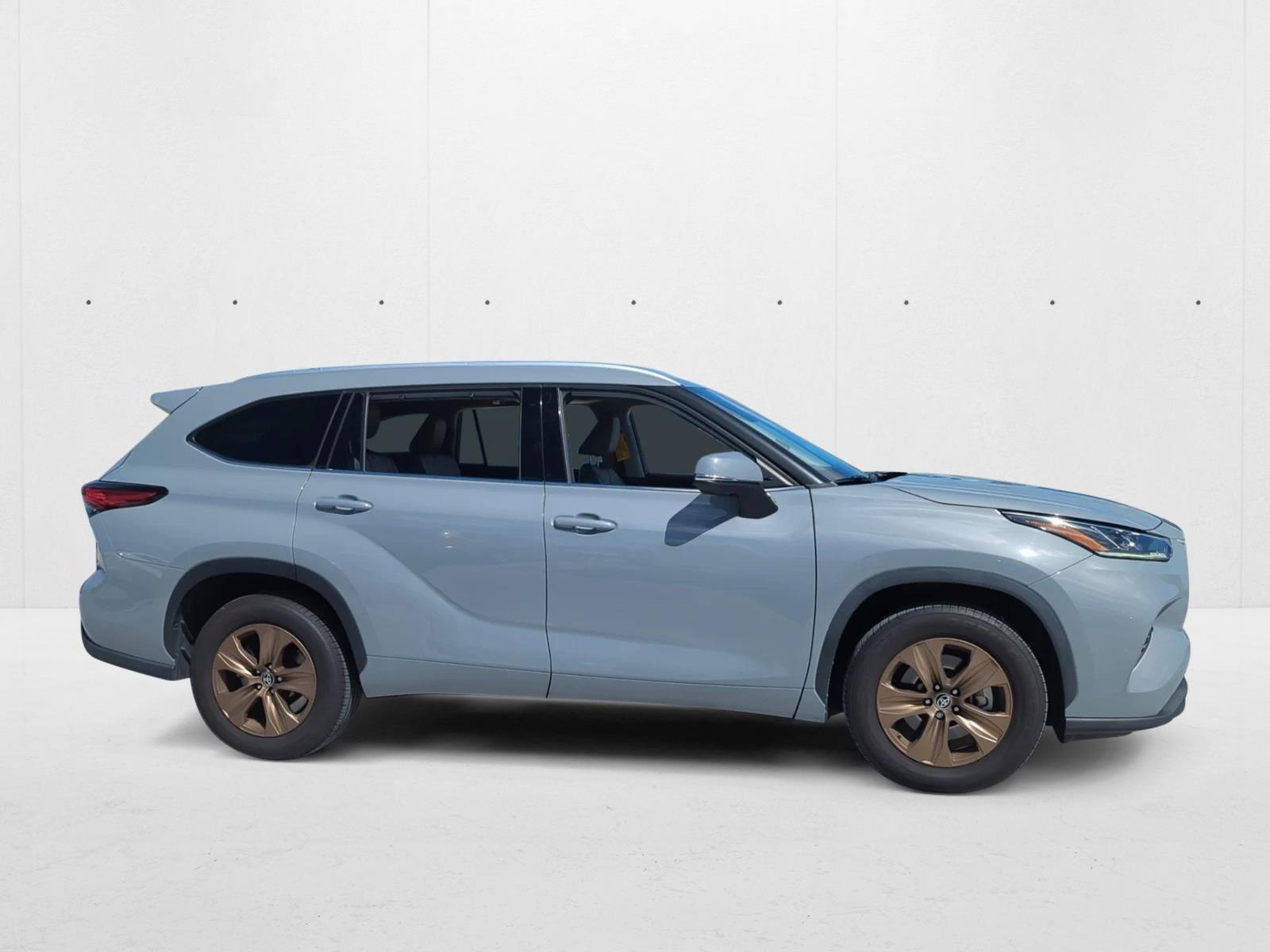 2022 Toyota Highlander Hybrid XLE photo 2