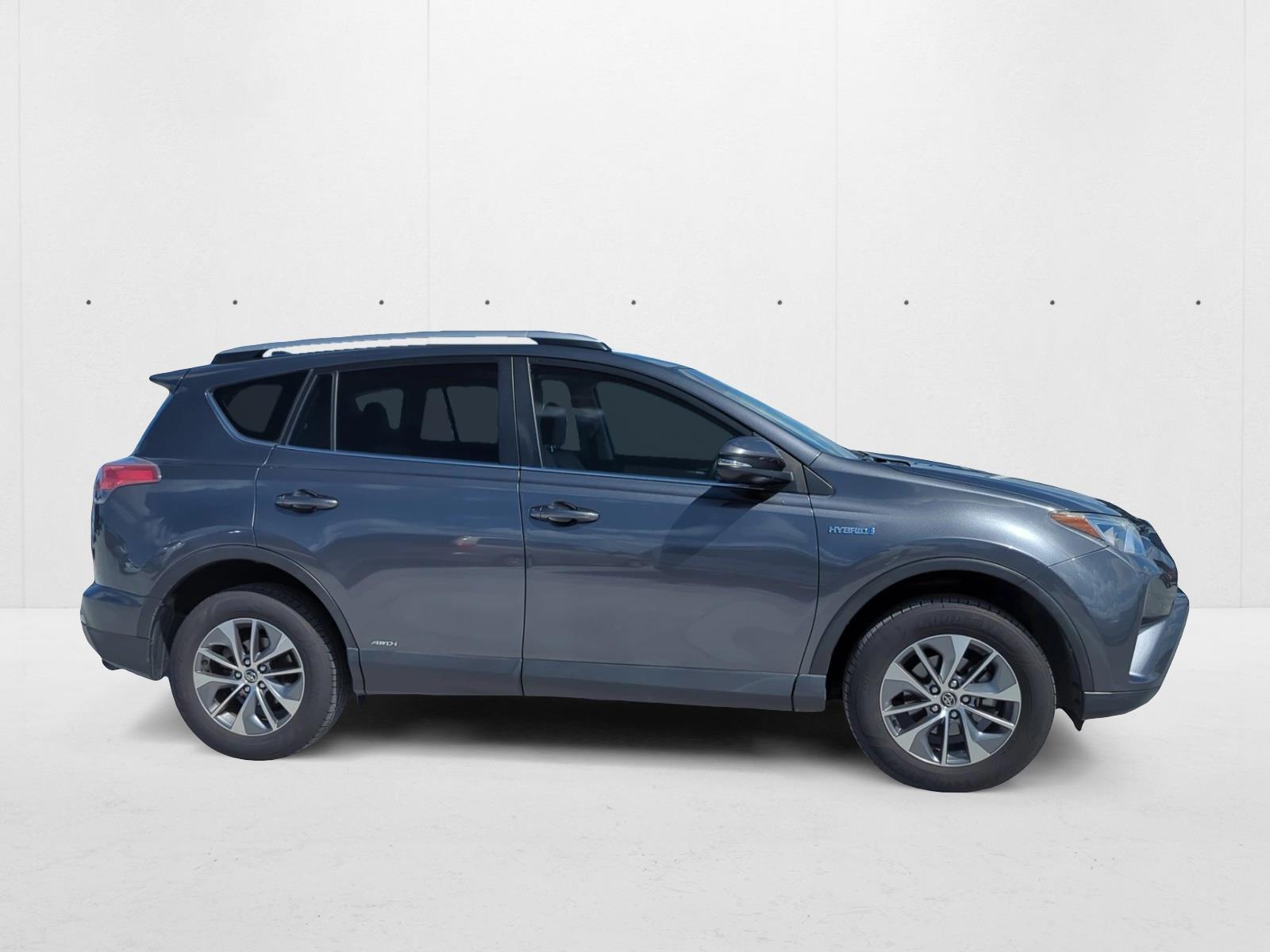 2016 Toyota RAV4 Hybrid XLE photo 3