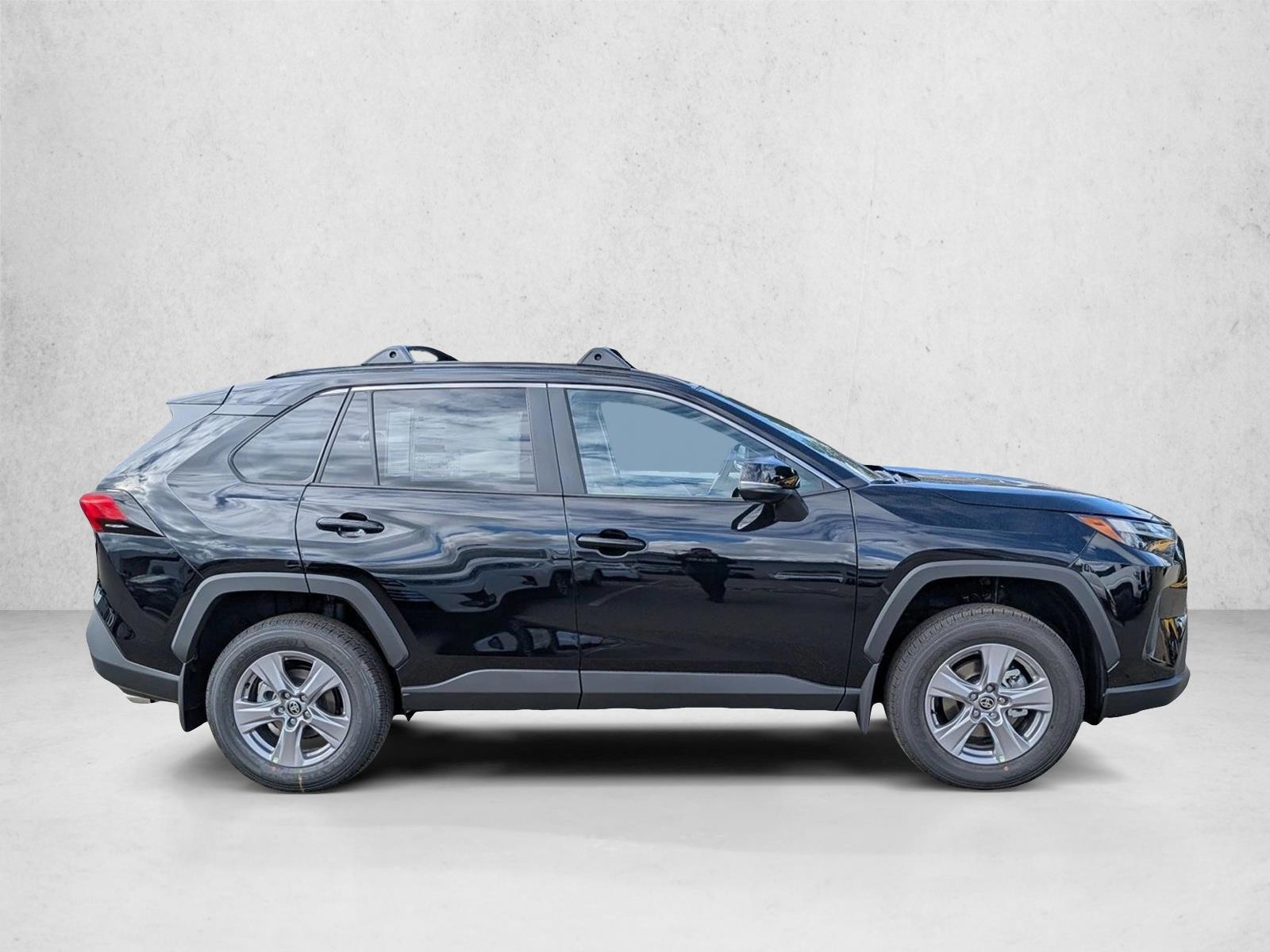 2025 Toyota RAV4 XLE photo 4