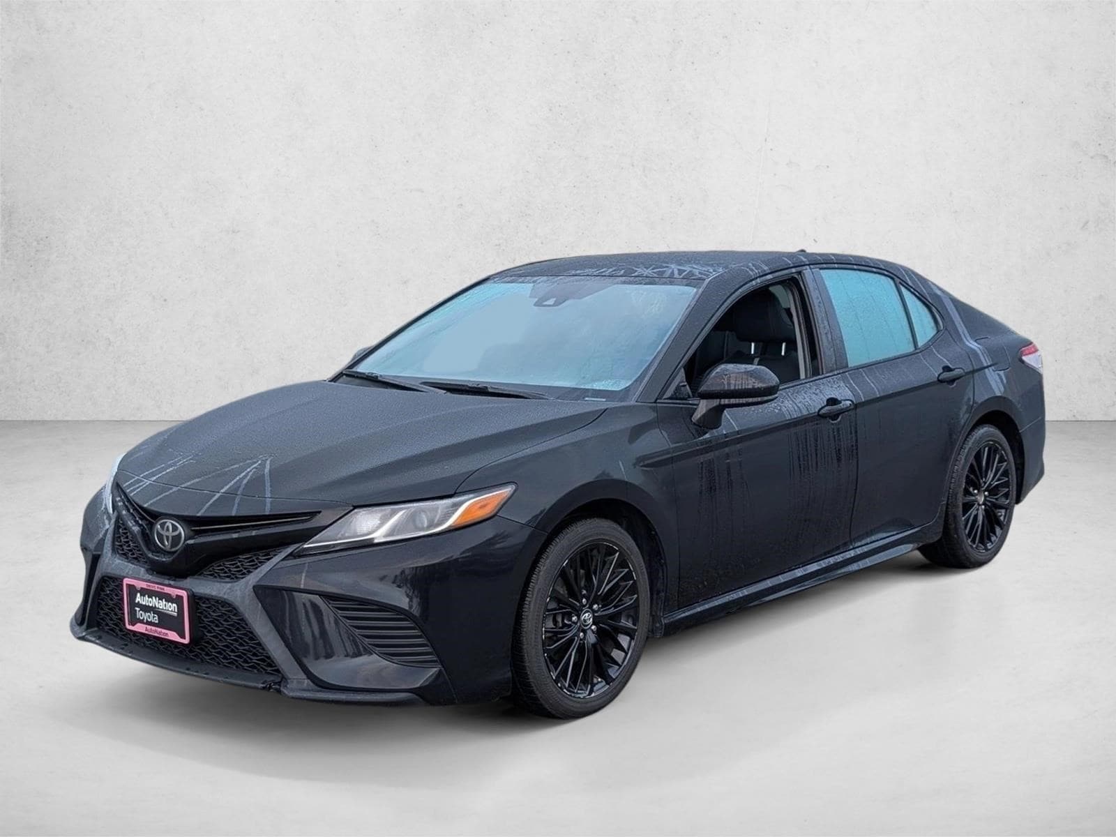 2019 Toyota Camry SE's photo