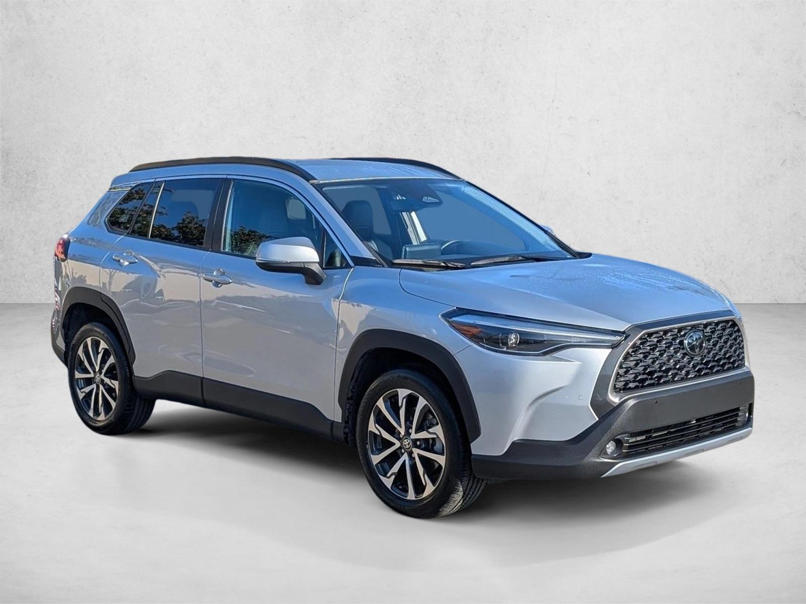 2024 Toyota Corolla Cross XLE photo 3