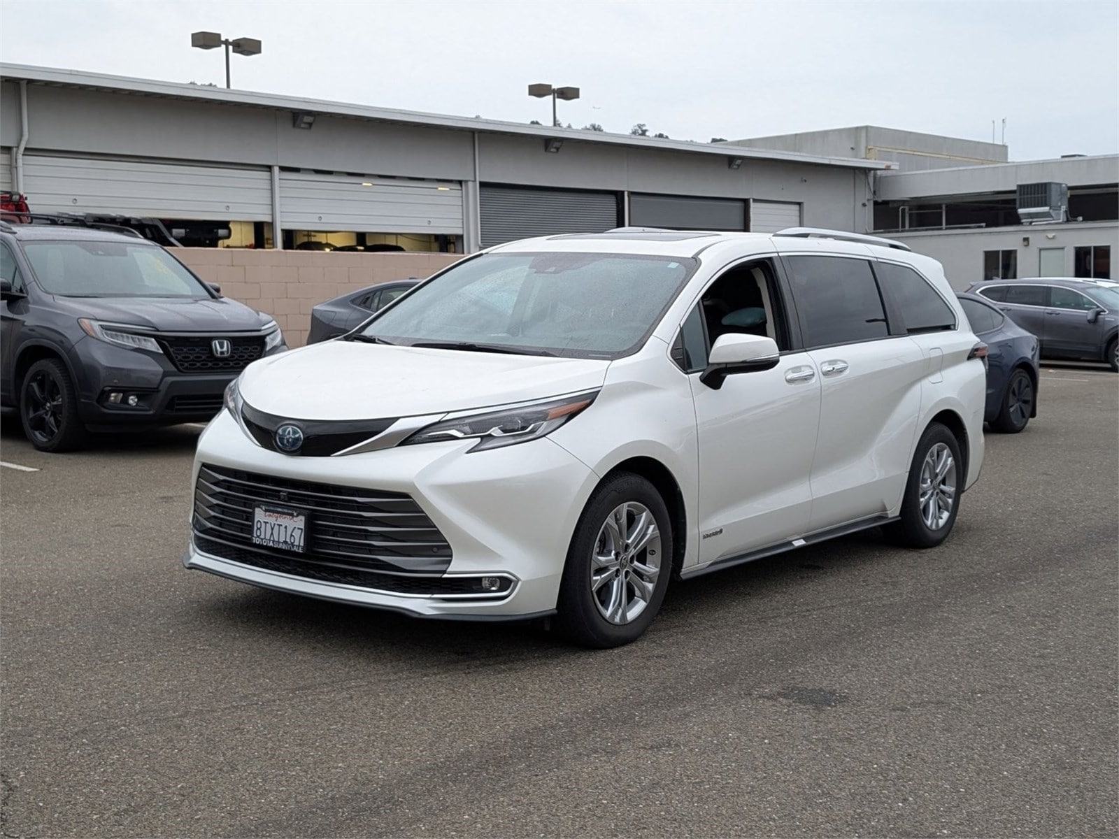 2021 Toyota Sienna Platinum's photo