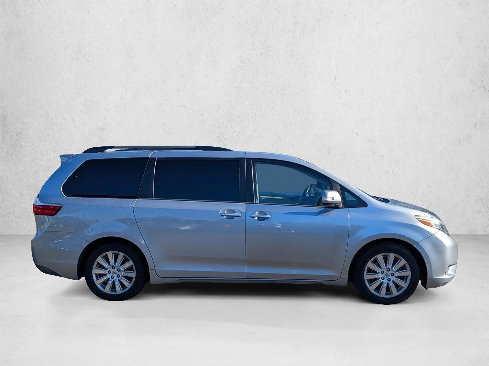 2016 Toyota Sienna Limited Premium photo 3