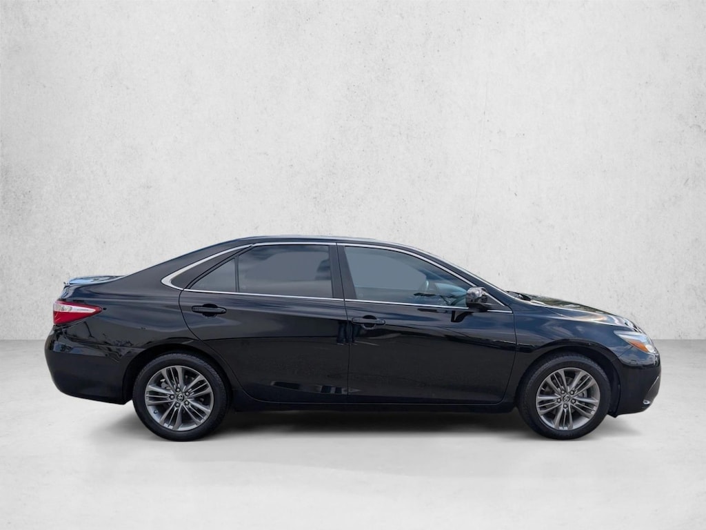 Used 2016 Toyota Camry SE Sedan