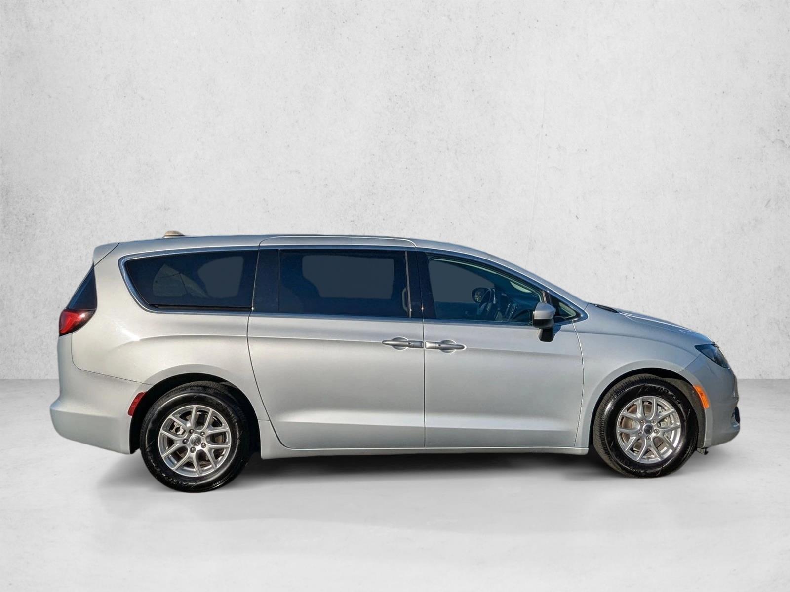 2022 Chrysler Voyager LX photo 4