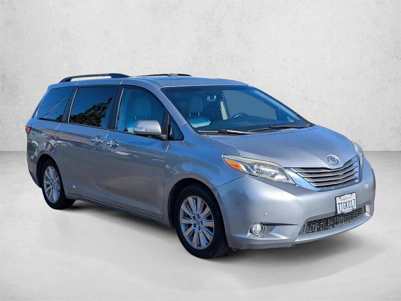 2016 Toyota Sienna Limited Premium photo 2