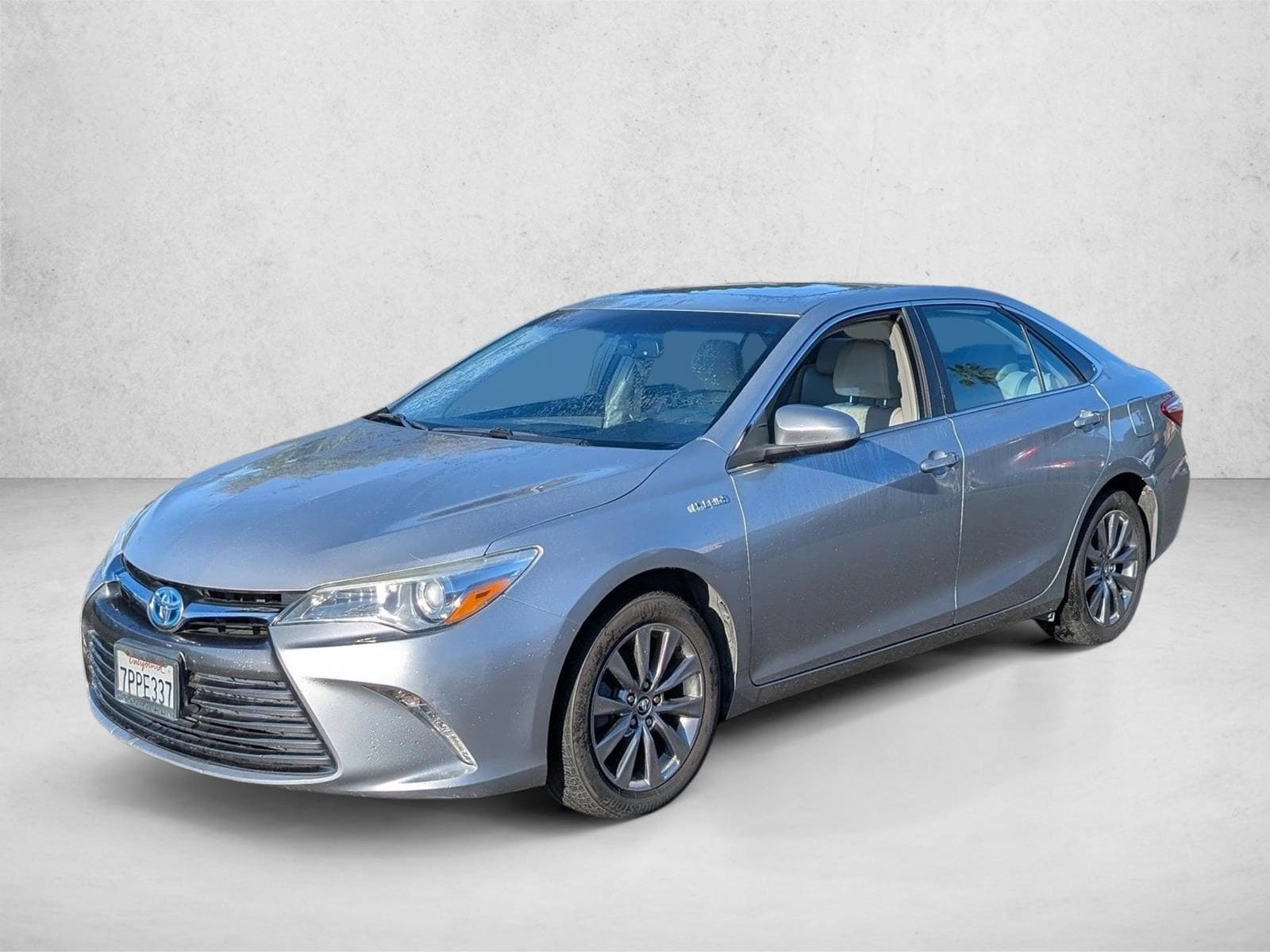 2016 Toyota Camry XLE Hybrid's photo