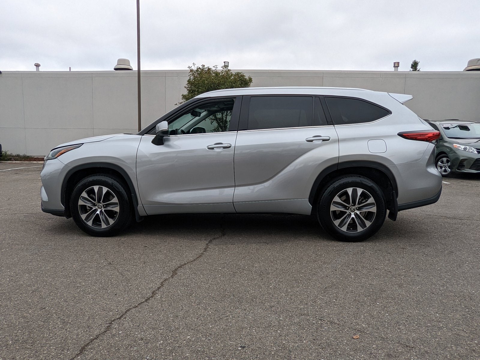 Used 2022 Toyota Highlander XLE with VIN 5TDGZRBH4NS188814 for sale in Hayward, CA