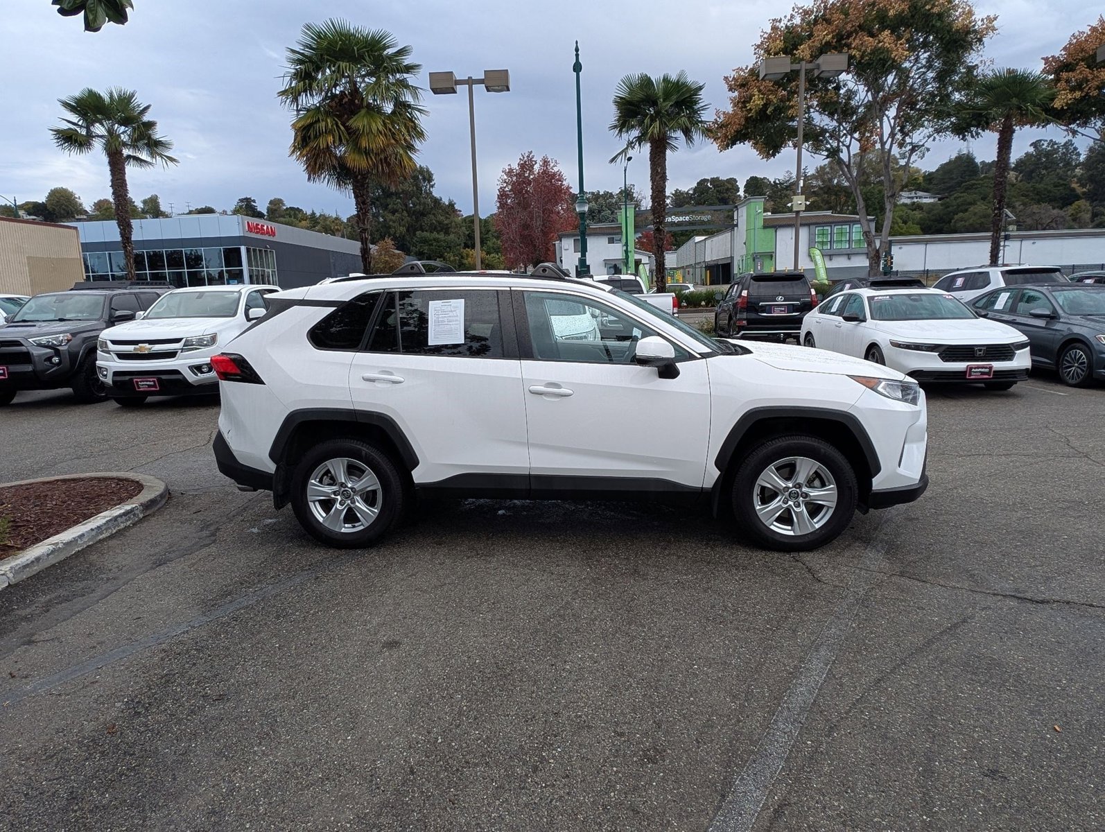 2020 Toyota RAV4 XLE photo 3