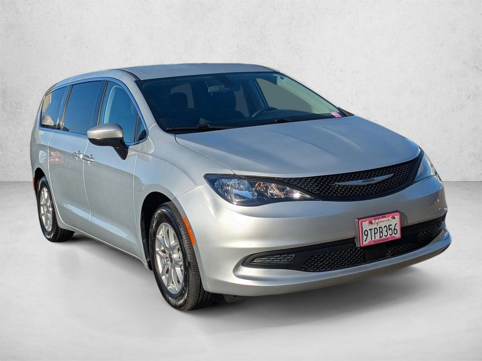 2022 Chrysler Voyager LX photo 3