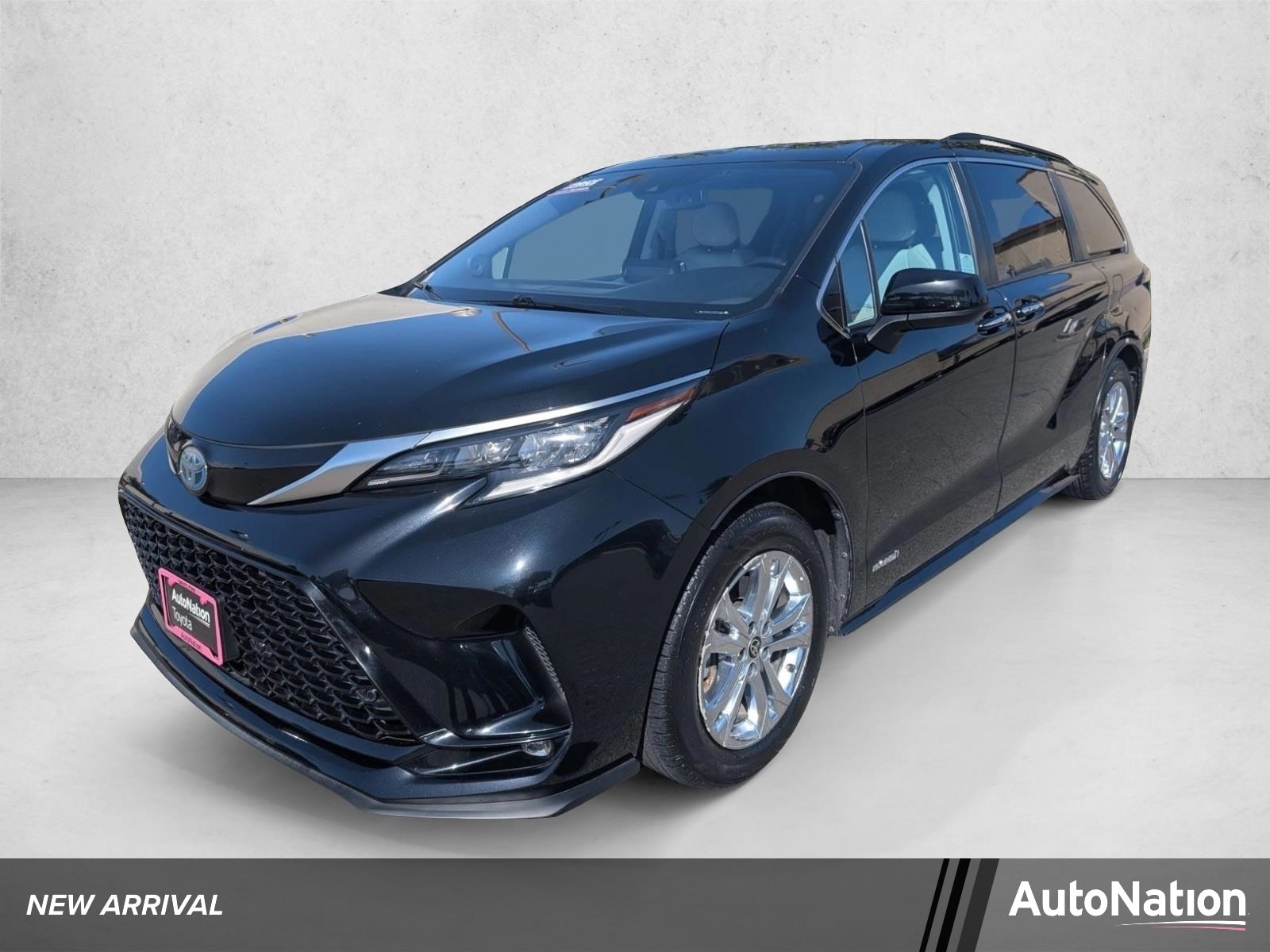 2021 Toyota Sienna XSE 7-Passenger Hybrid AWD's photo