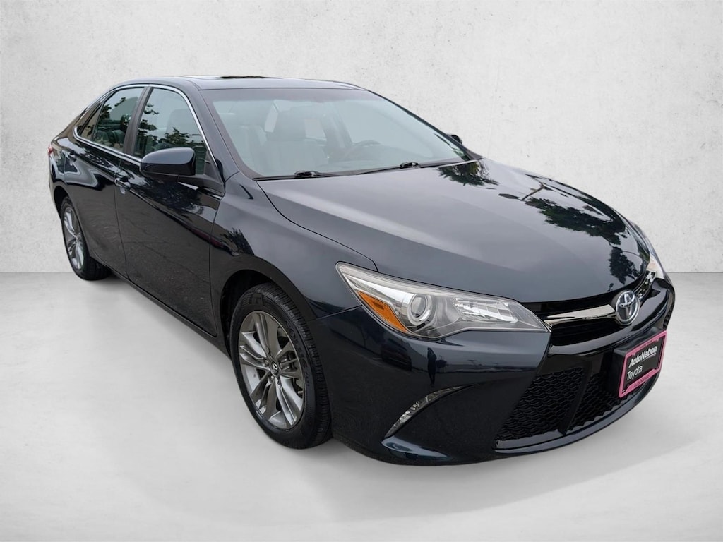 Used 2017 Toyota Camry SE Sedan