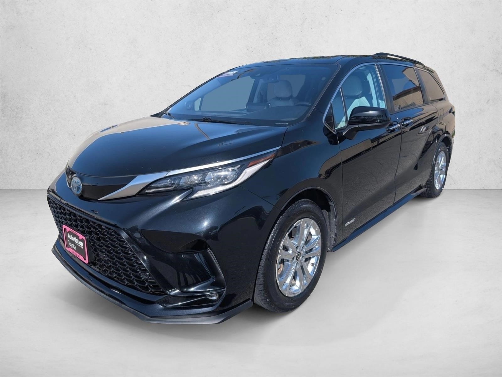 2021 Toyota Sienna XSE 7-Passenger Hybrid AWD's photo