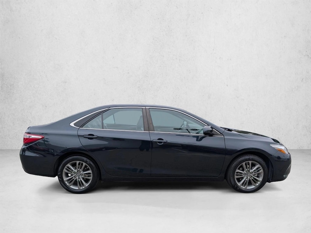 Used 2017 Toyota Camry SE Sedan