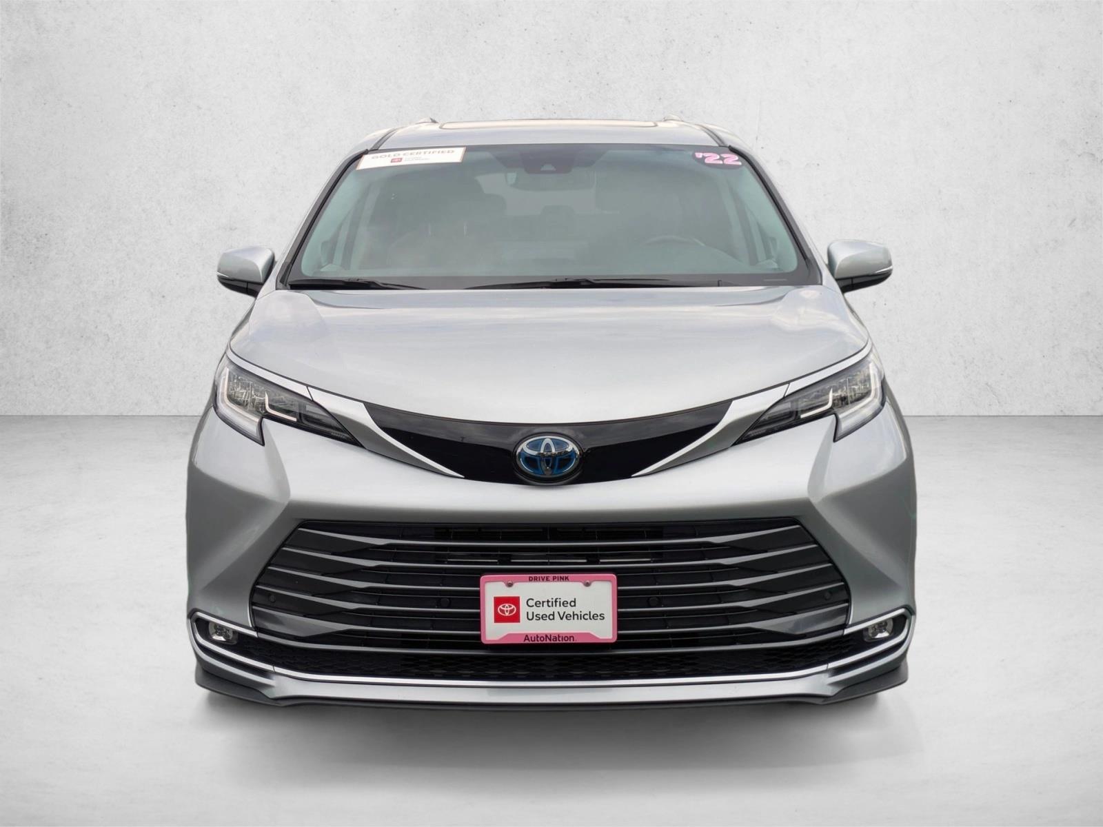 2022 Toyota Sienna Limited photo 2