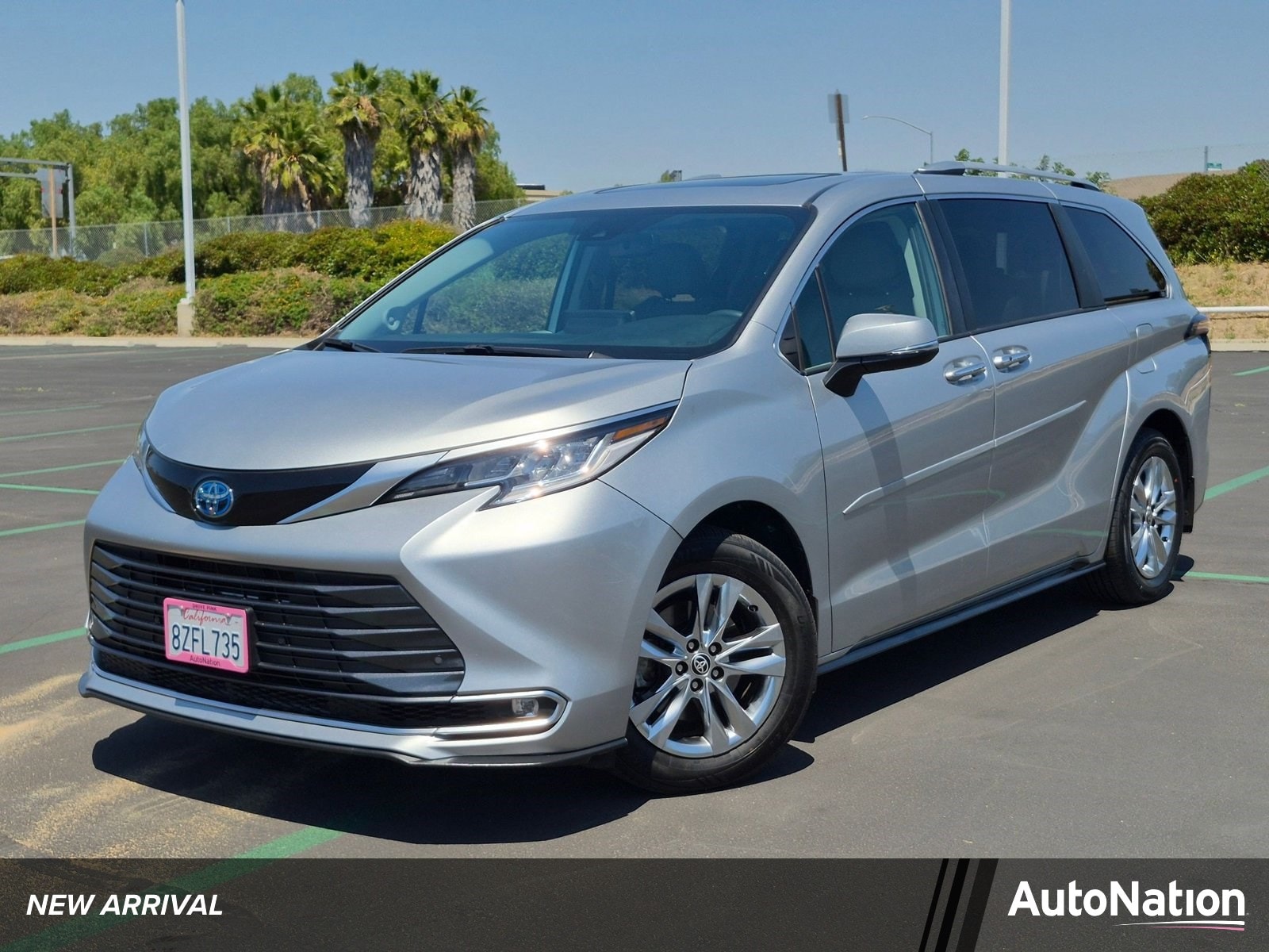 2022 Toyota Sienna Limited 7-Passenger Hybrid FWD's photo