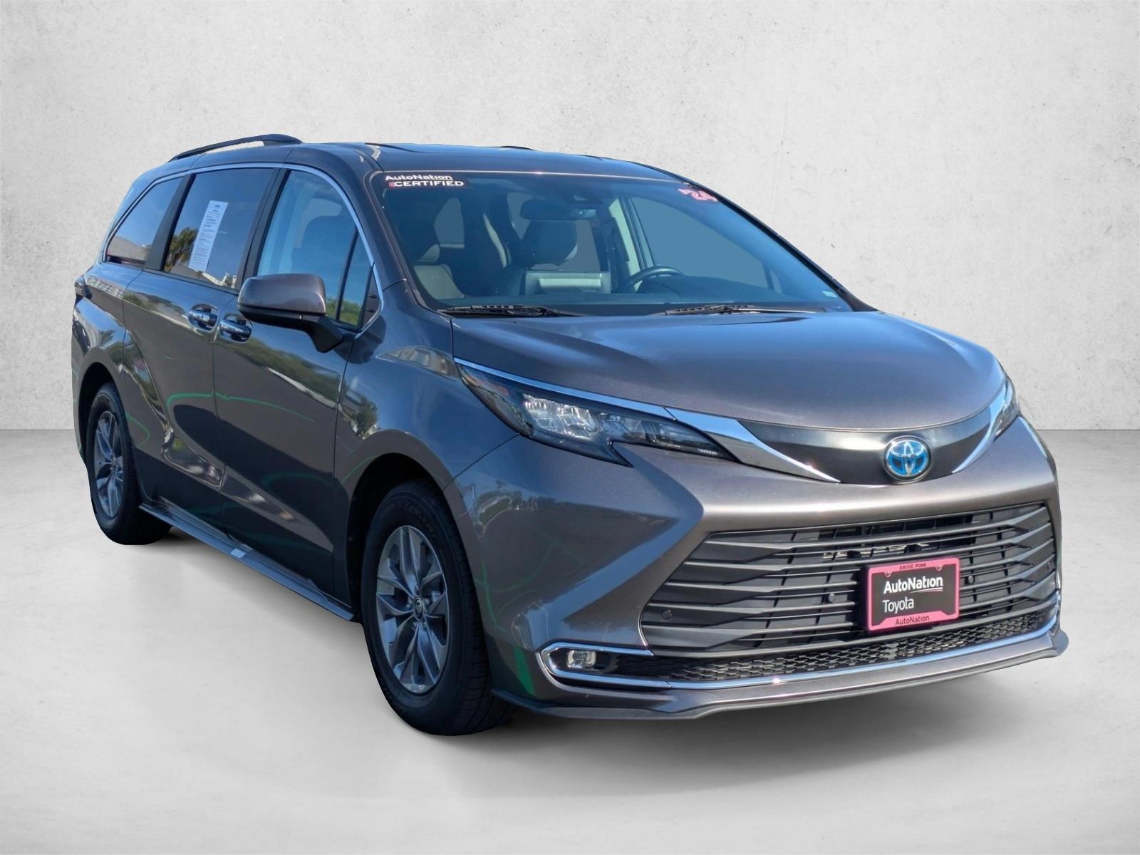 2024 Toyota Sienna XLE photo 3