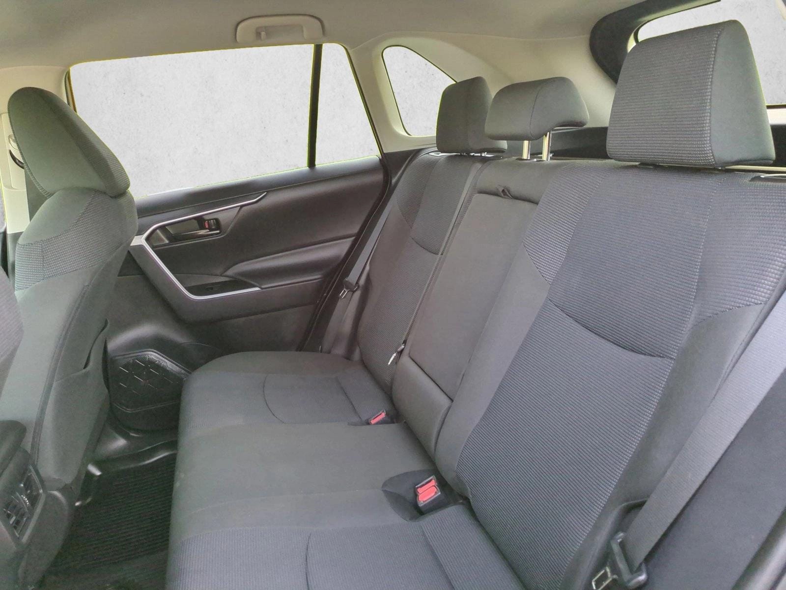 2025 Toyota RAV4 LE - Photo 18