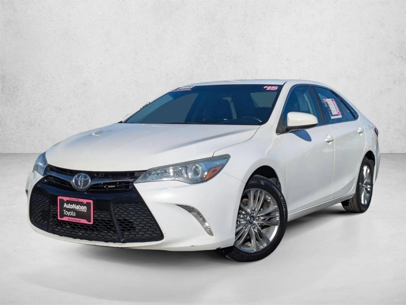 2015 Toyota Camry SE's photo