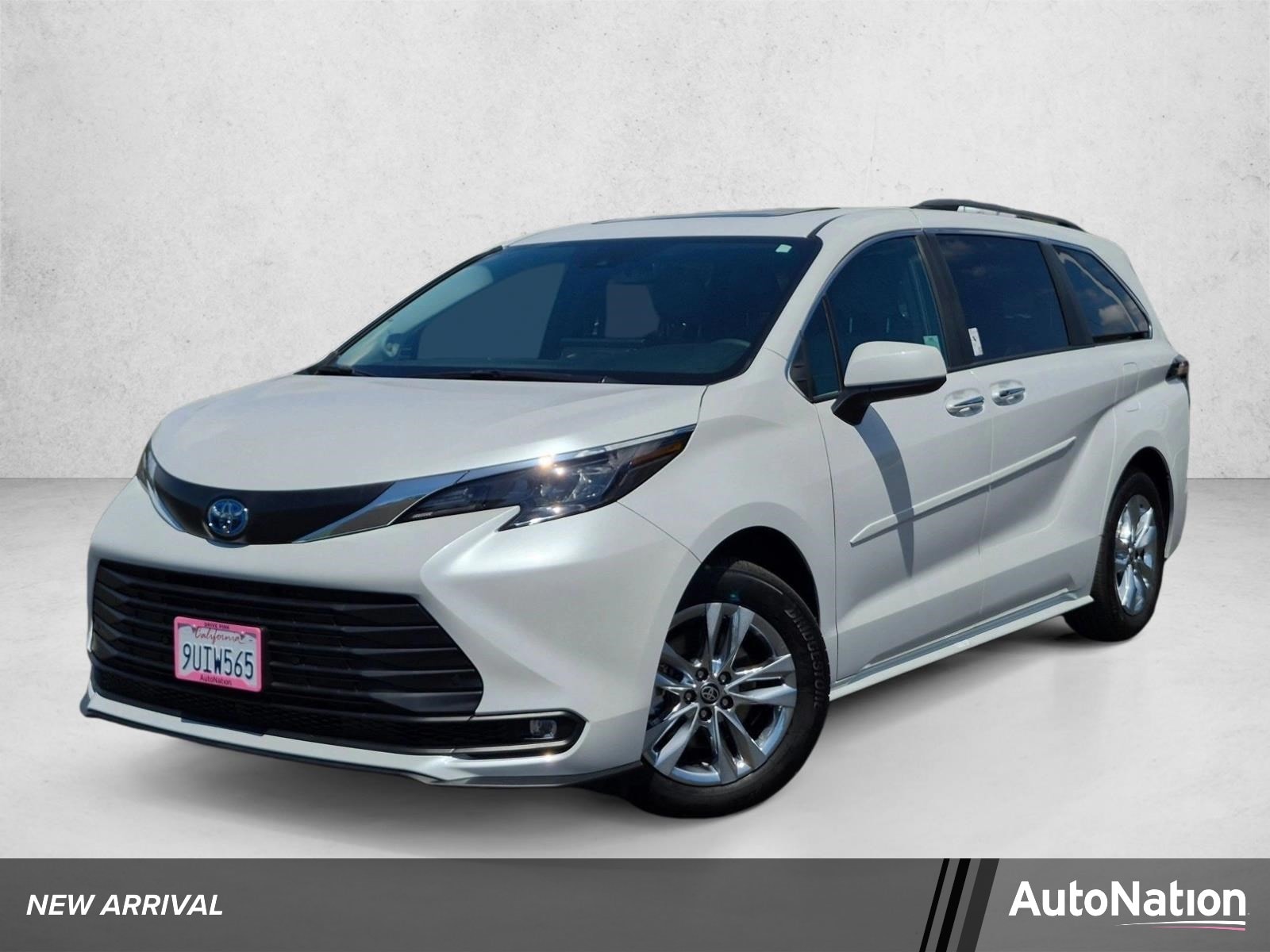 2025 Toyota Sienna XLE 7-Passenger Hybrid AWD's photo