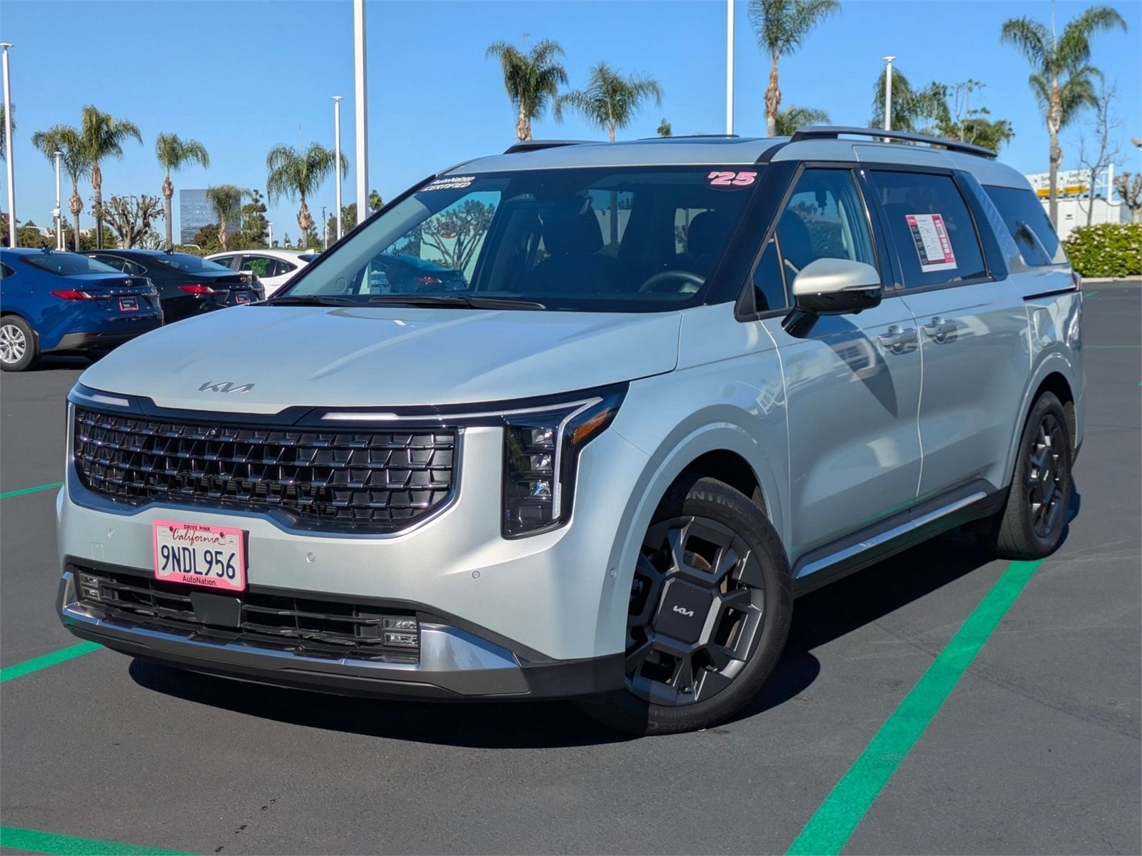 2025 Kia Carnival SX's photo