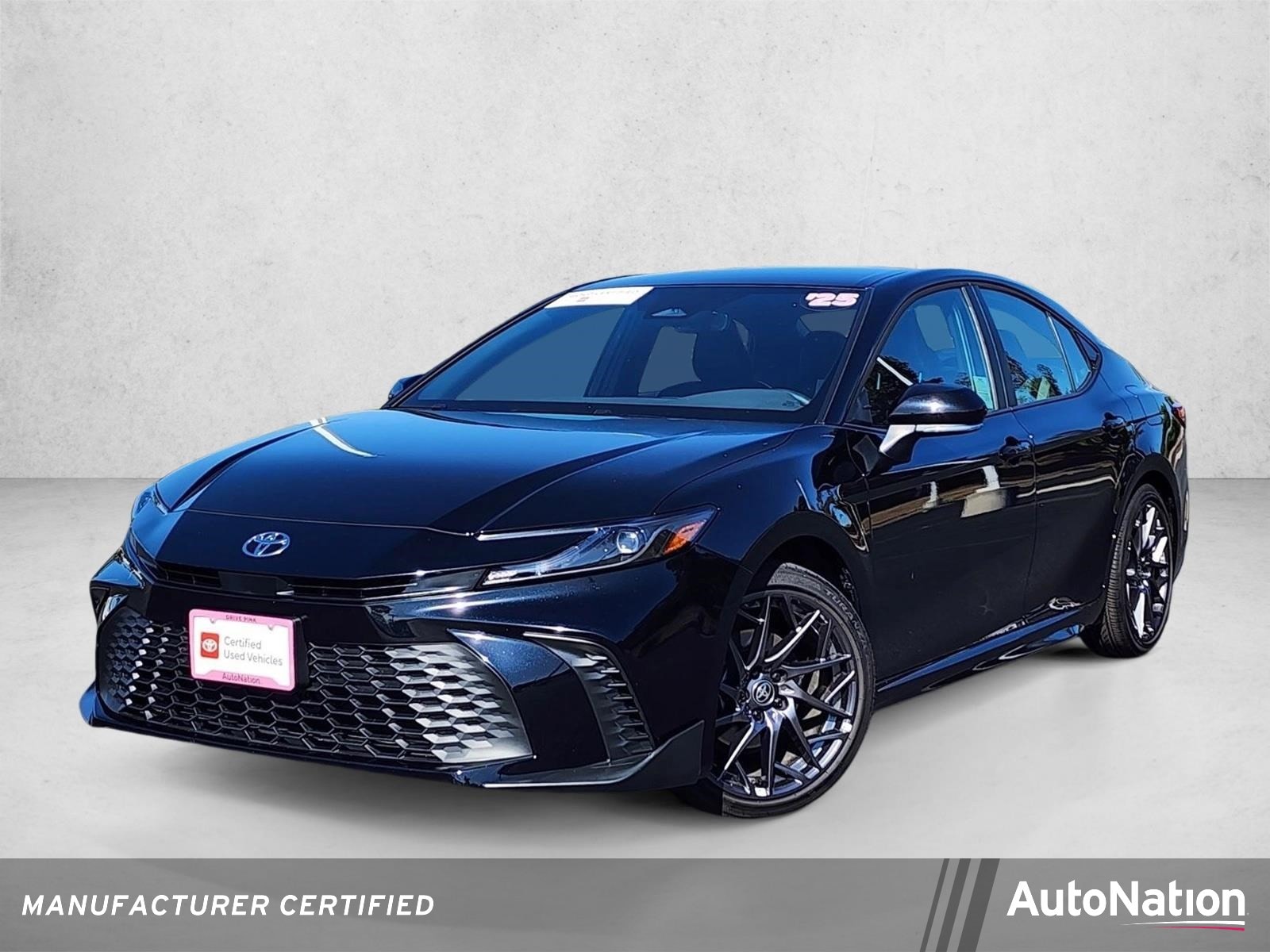 2025 Toyota Camry SE Hybrid's photo