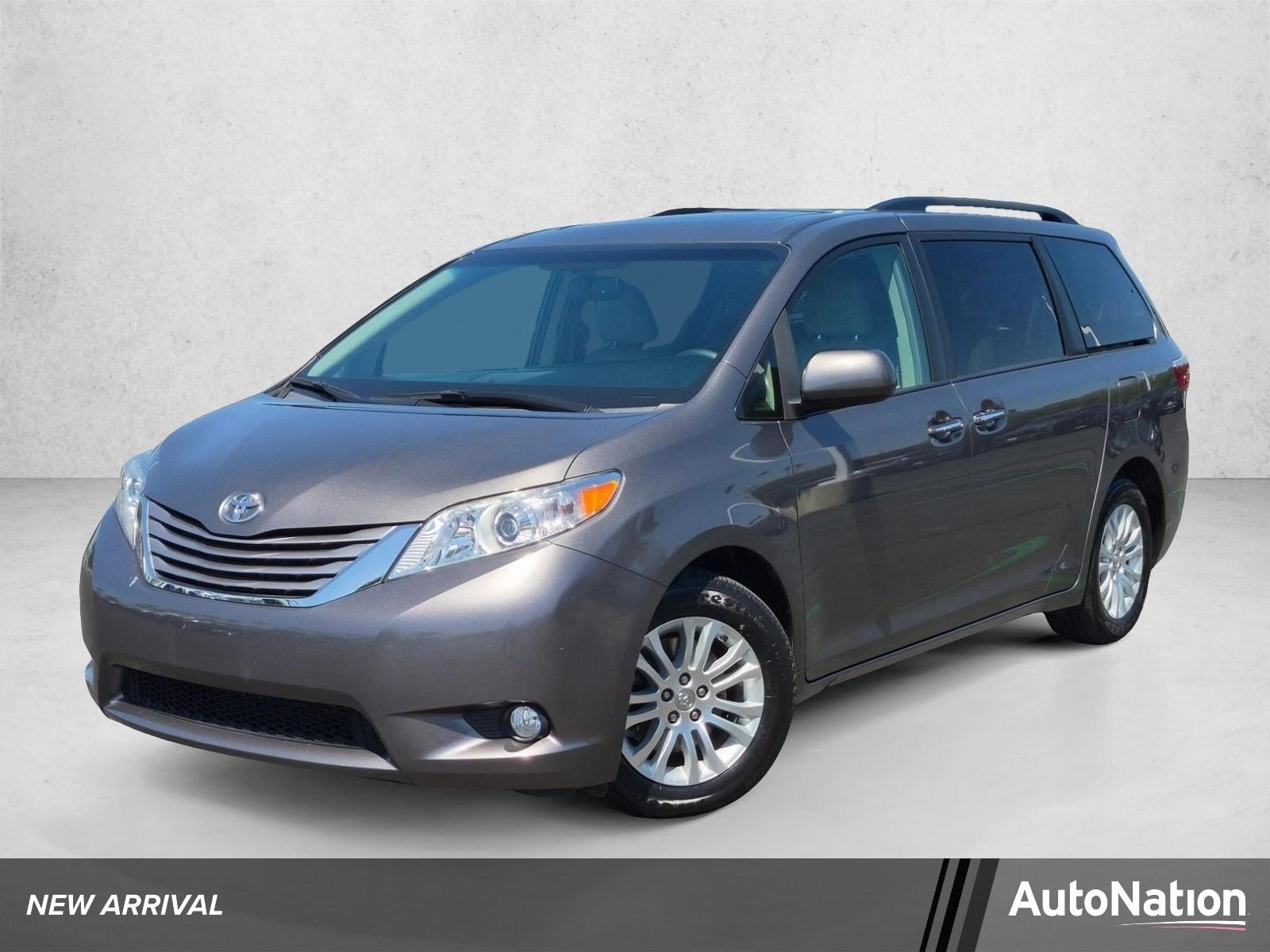 2017 Toyota Sienna XLE V6 7-Passenger Access Seat's photo