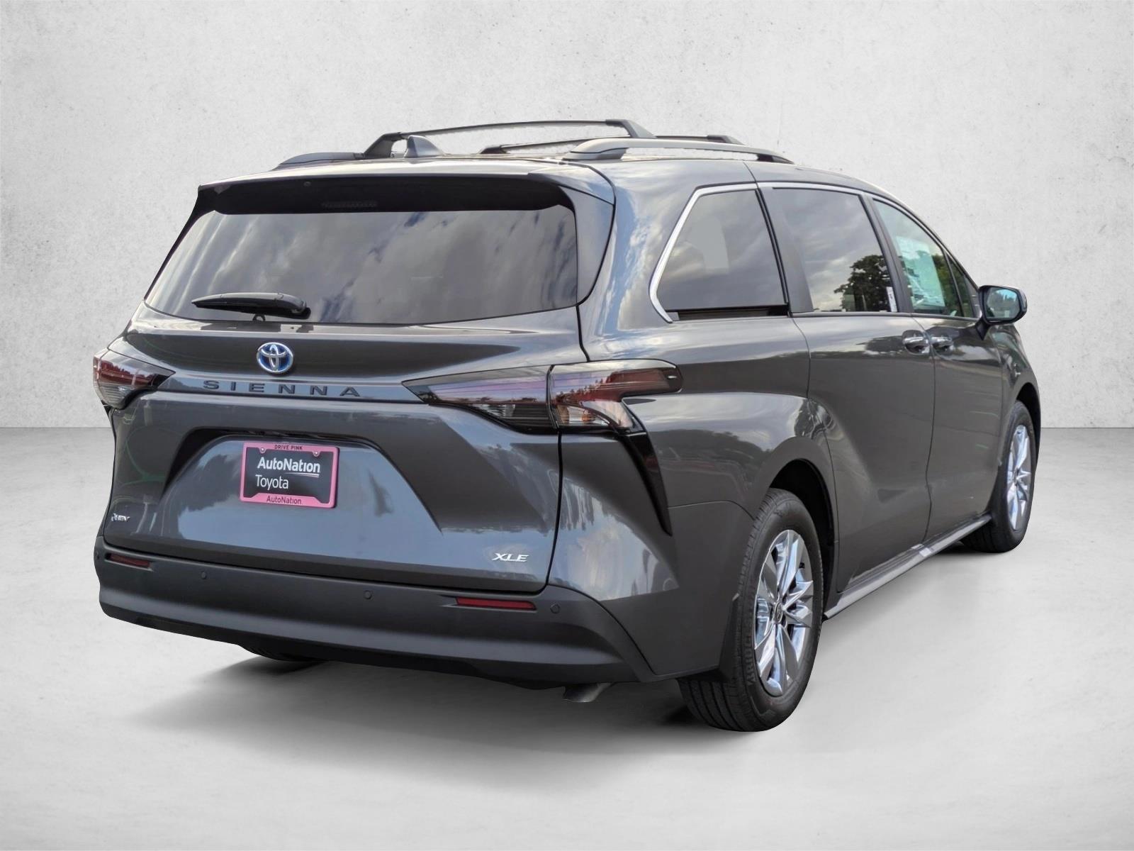 2025 Toyota Sienna XLE photo 2