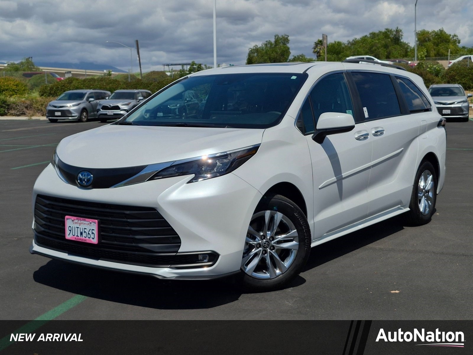 2025 Toyota Sienna XLE 7-Passenger Hybrid AWD's photo