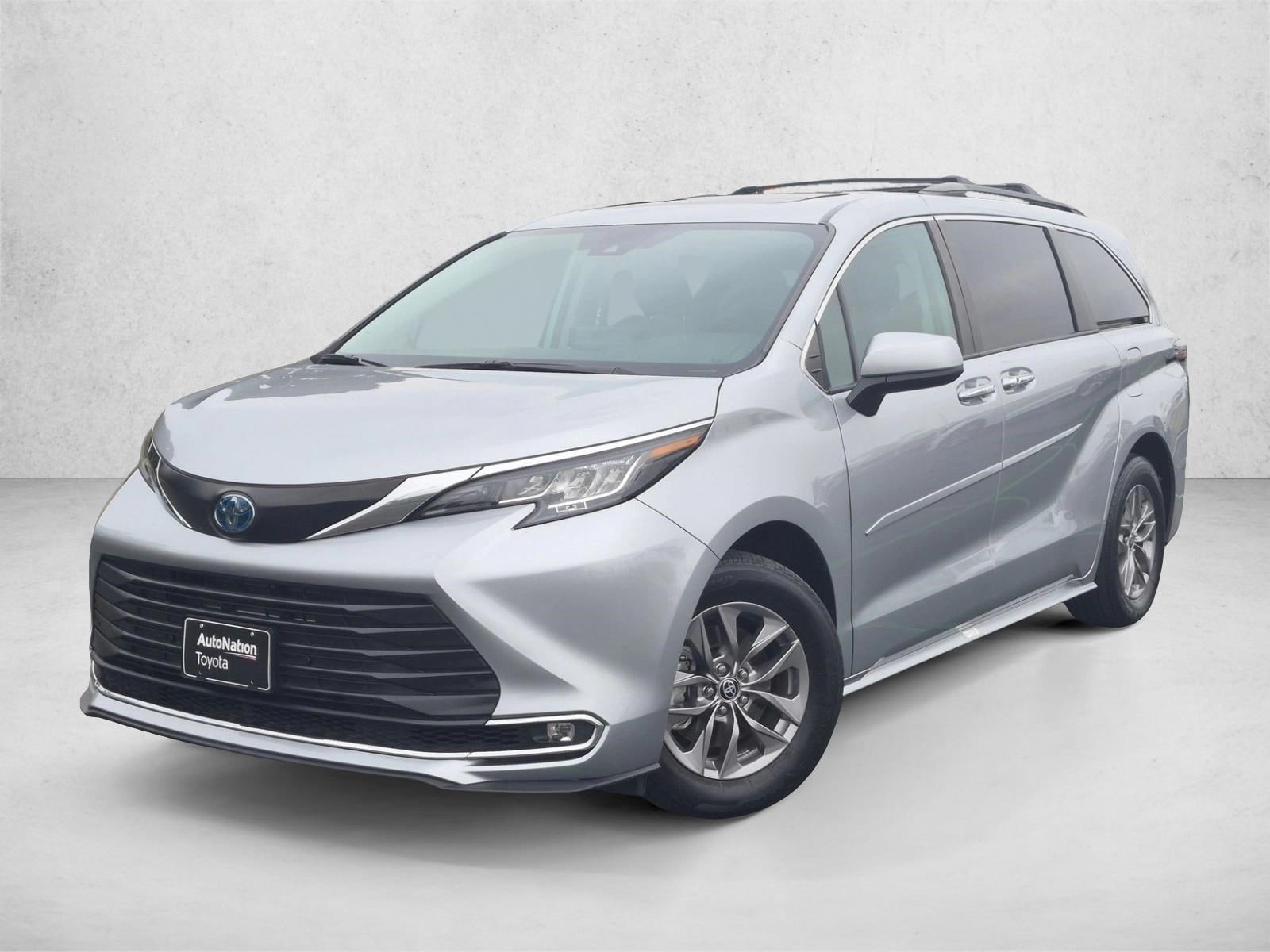 2023 Toyota Sienna XLE 7-Passenger Hybrid FWD's photo