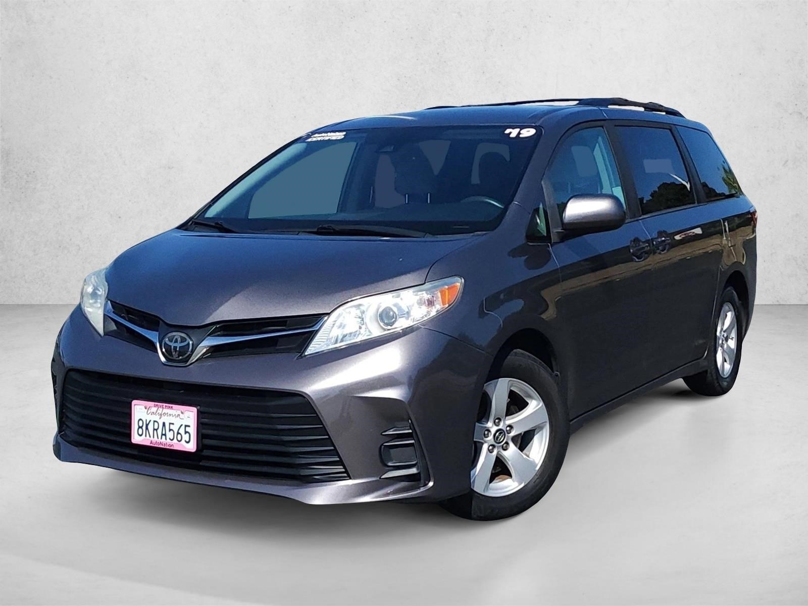 2019 Toyota Sienna LE V6 8-Passenger's photo