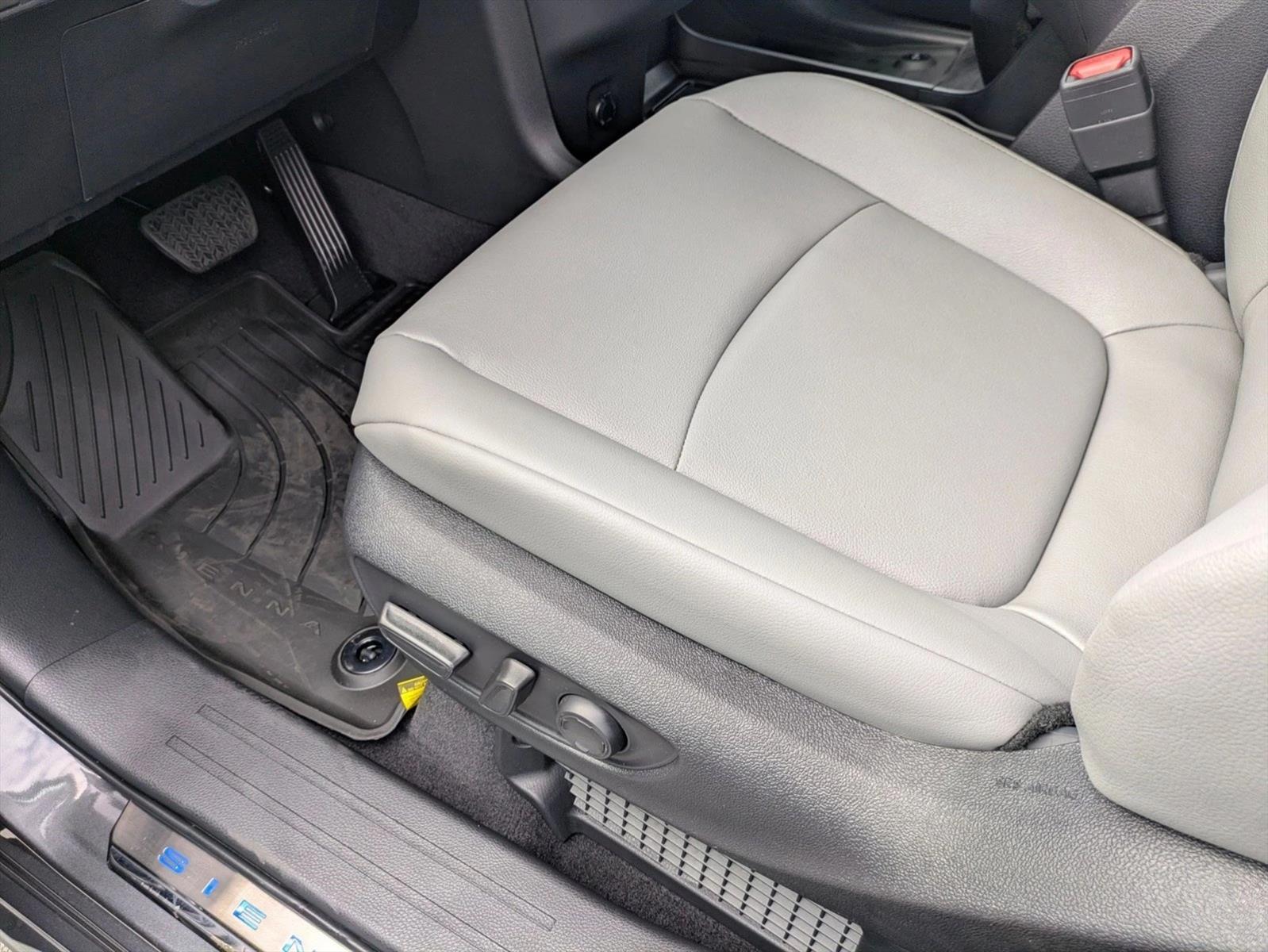 2025 Toyota Sienna XLE photo 4