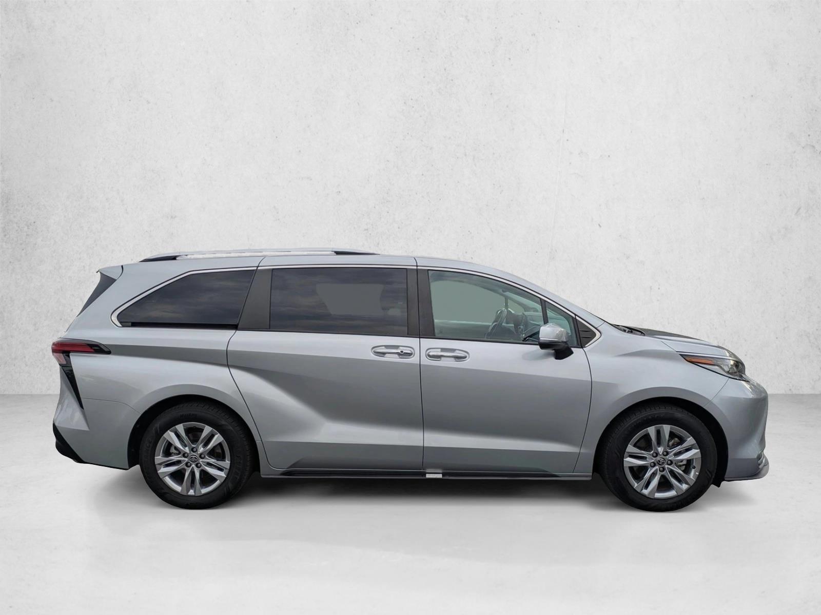 2022 Toyota Sienna Limited photo 4