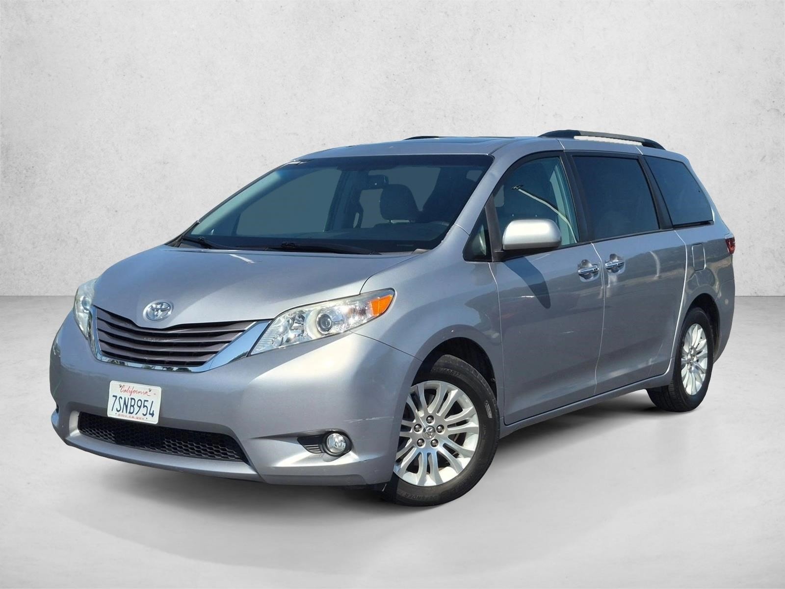 2016 Toyota Sienna XLE Premium V6 8-Passenger's photo