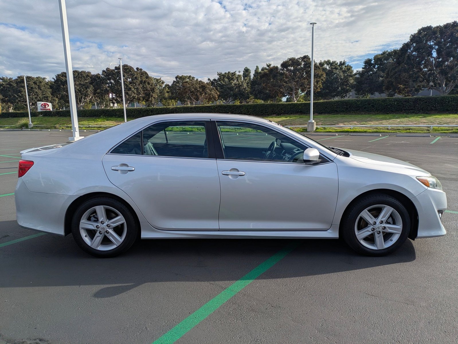 2014 Toyota Camry SE photo 4
