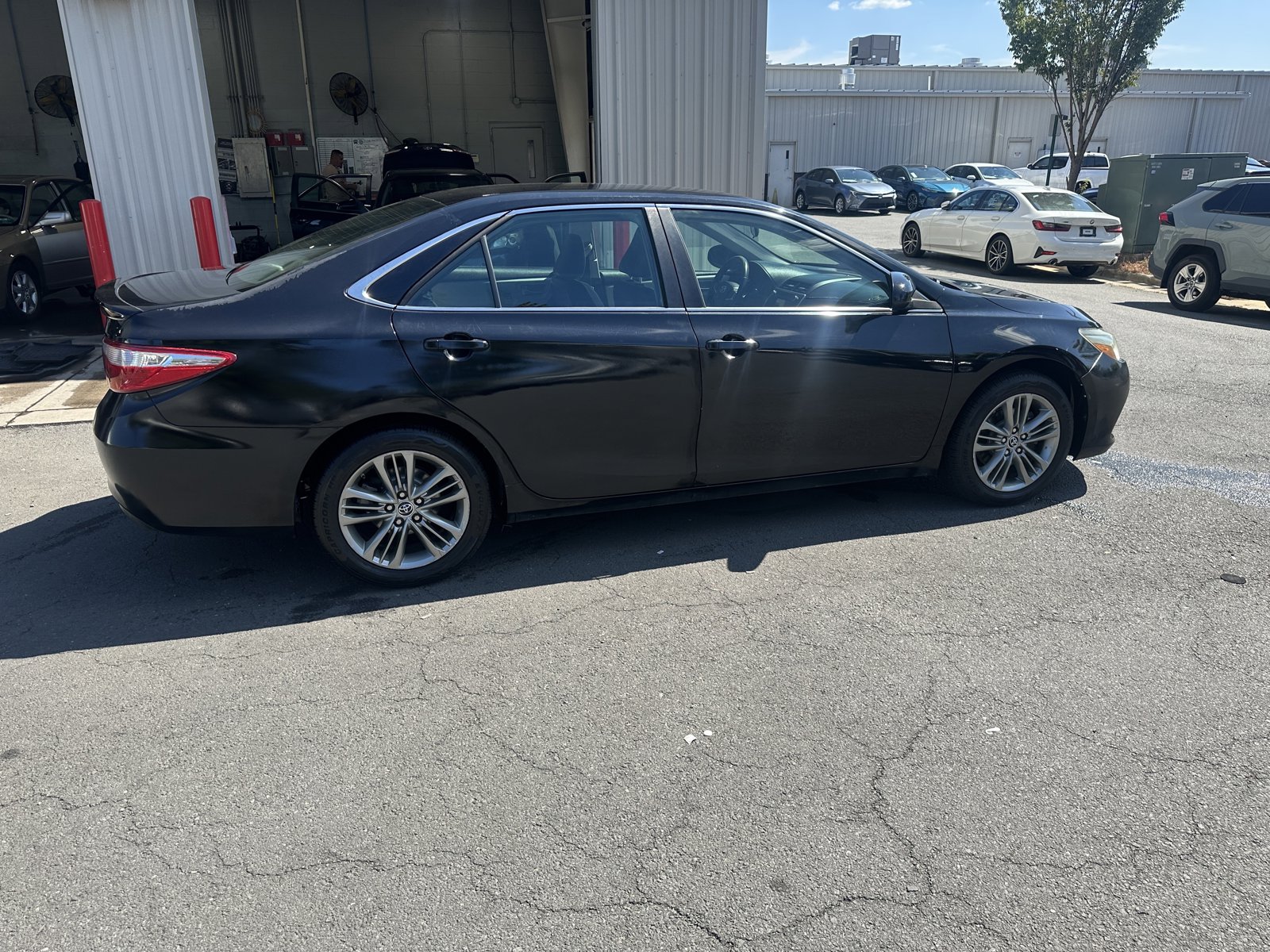 2016 Toyota Camry SE photo 3