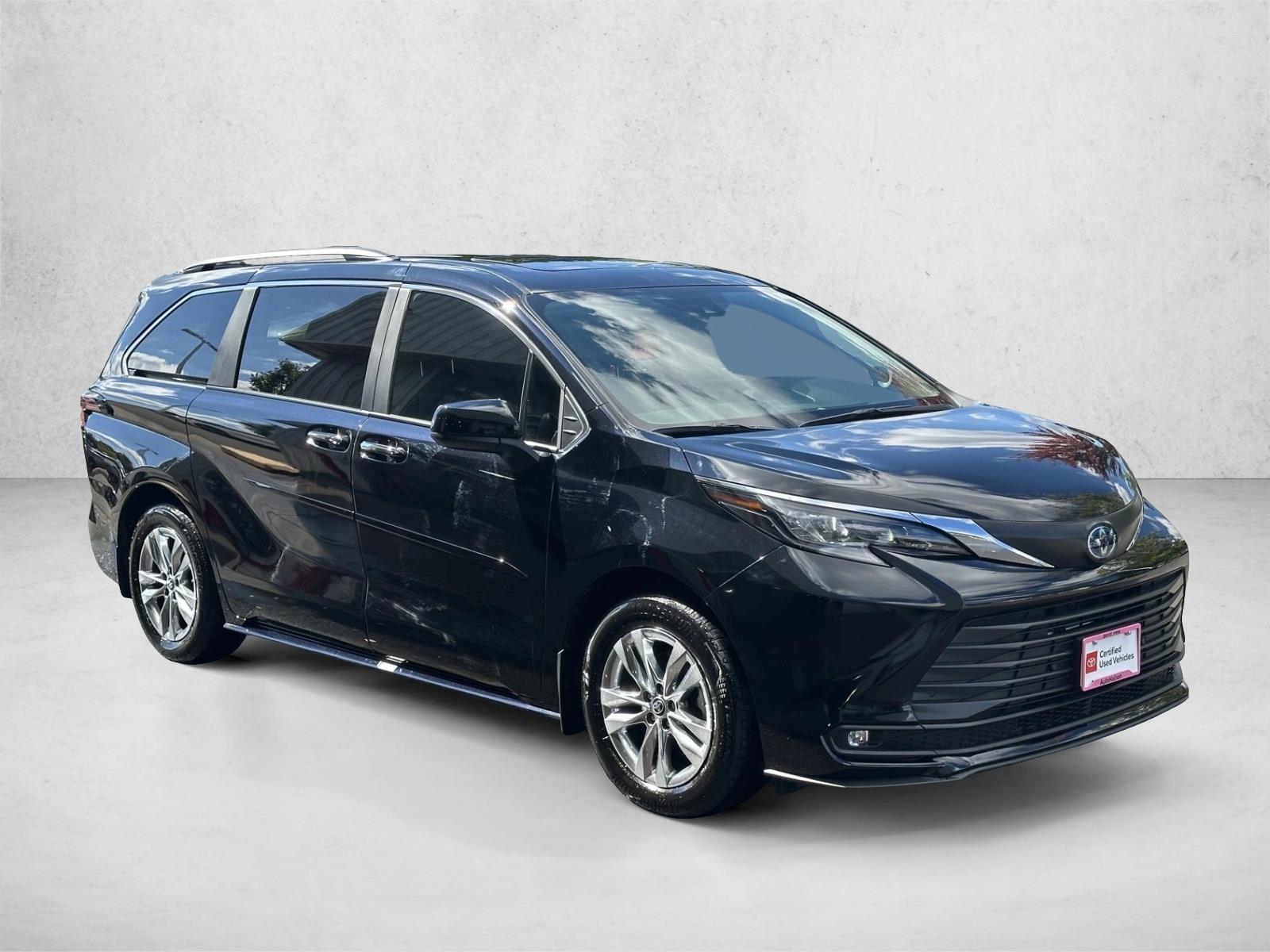 2025 Toyota Sienna XLE photo 3
