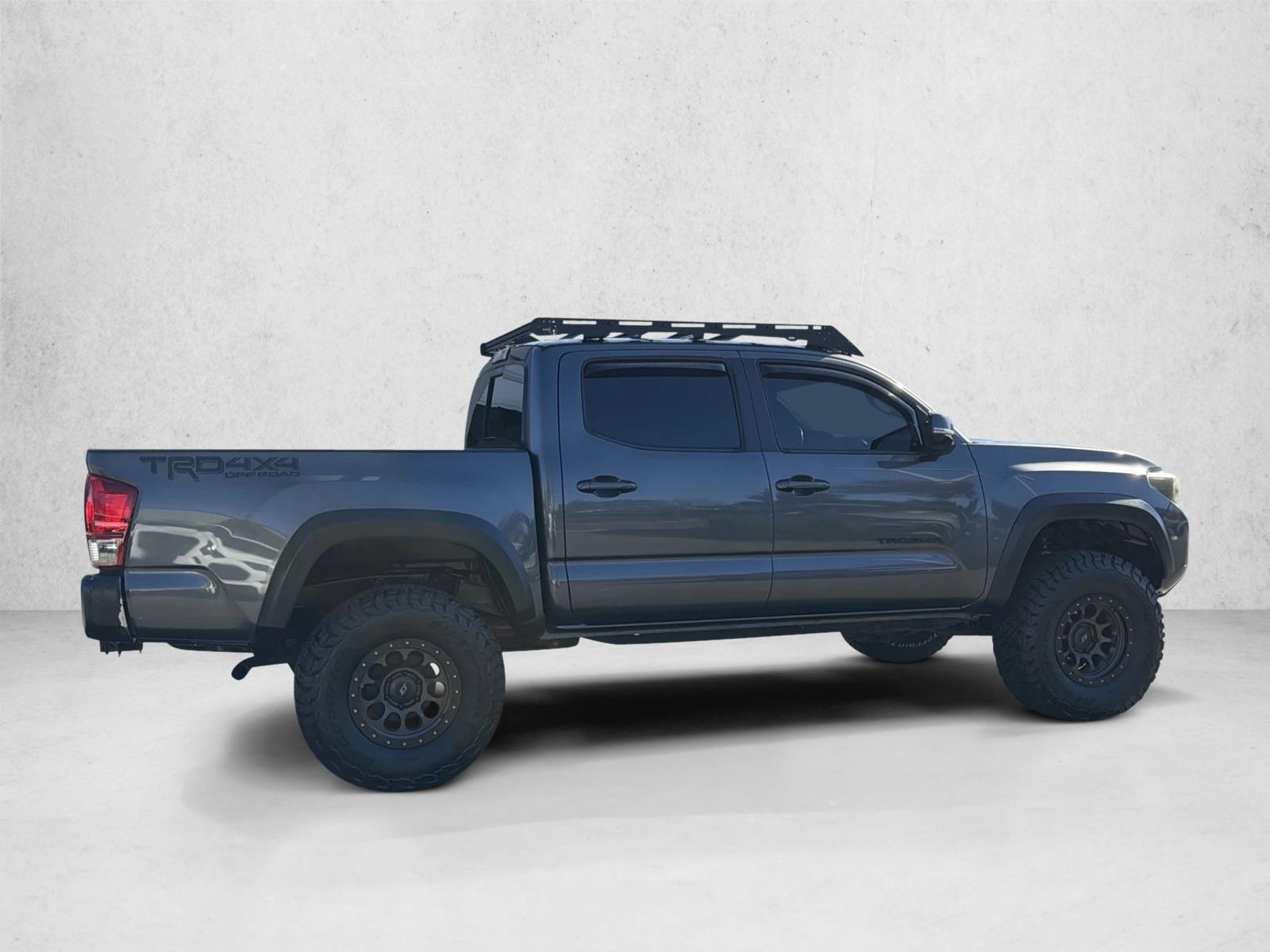 2017 Toyota Tacoma TRD V6 photo 4