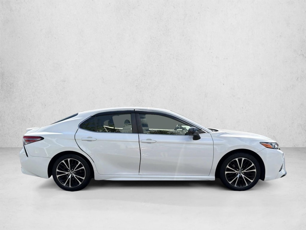 Used 2018 Toyota Camry SE Sedan