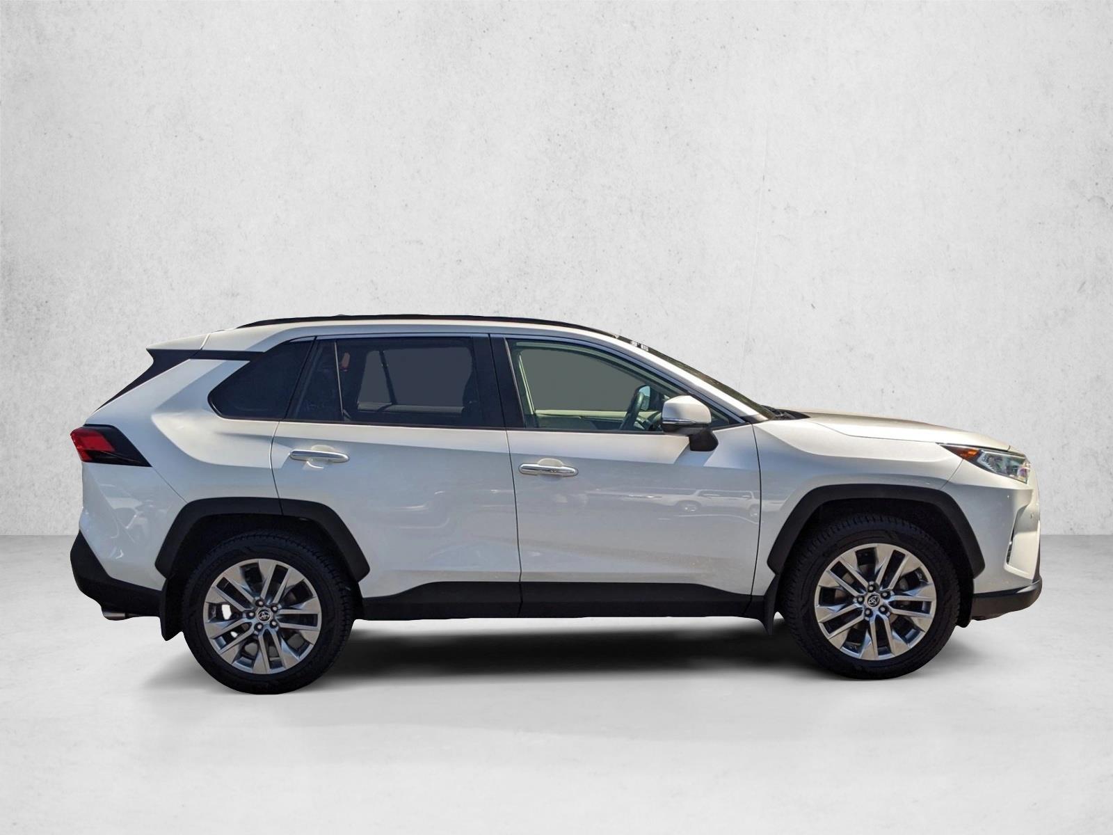 2019 Toyota RAV4 Limited photo 4