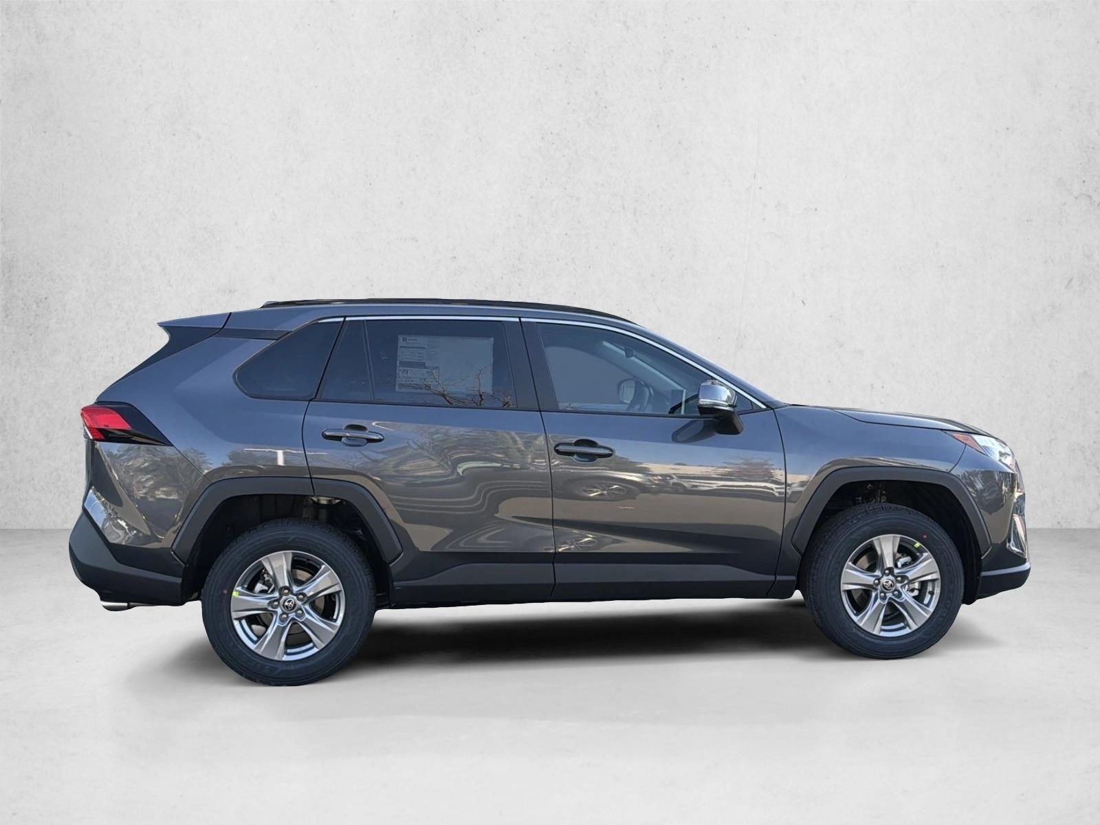 2025 Toyota RAV4 XLE photo 4