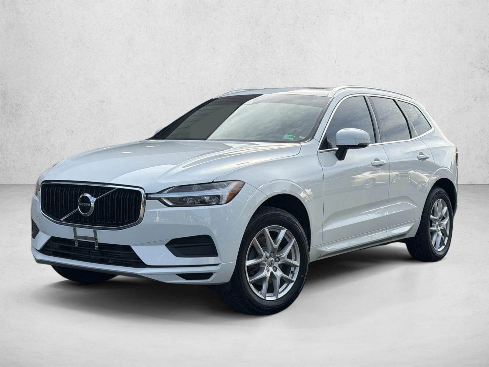 2020 Volvo XC60 Momentum's photo