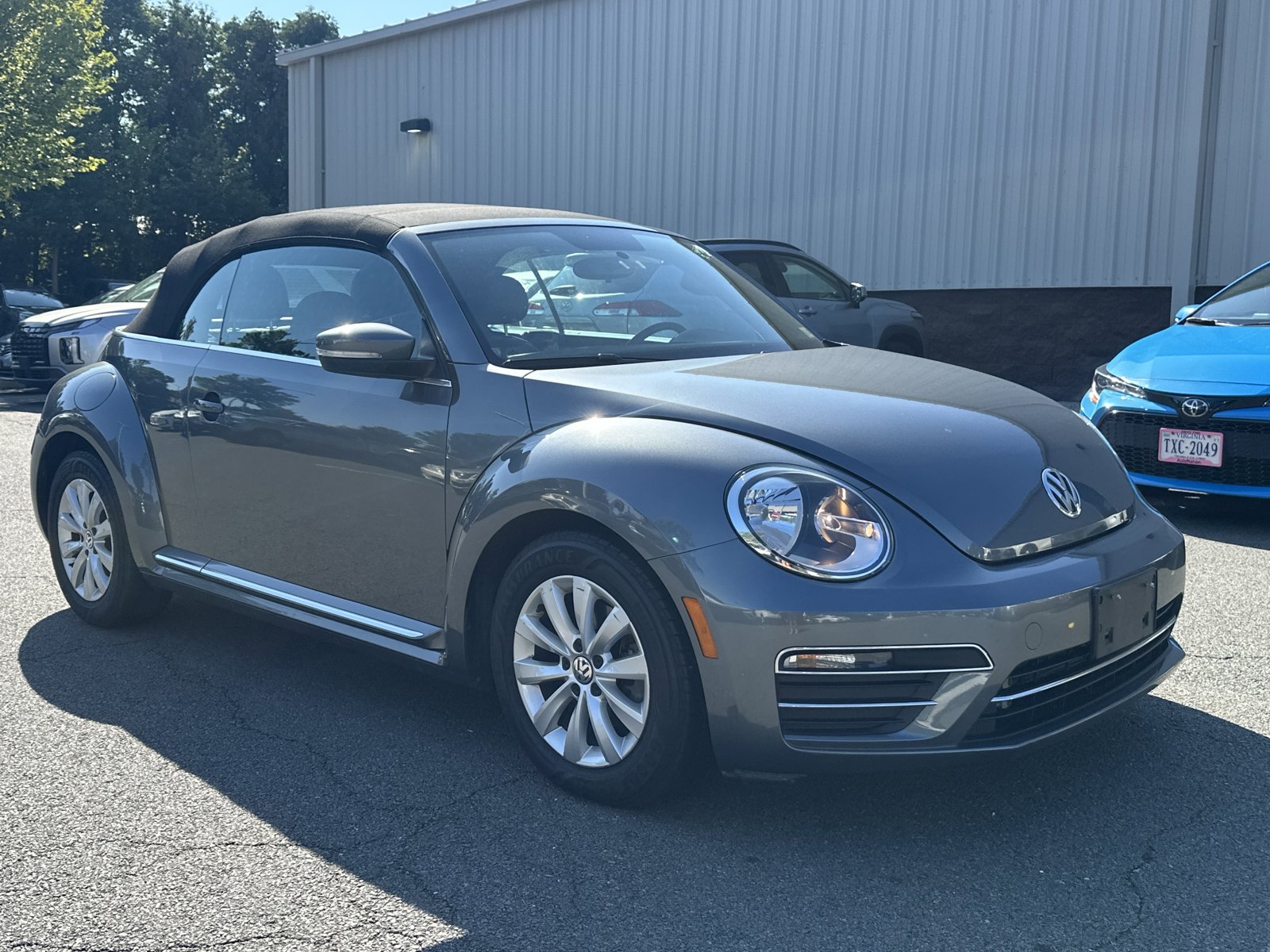 2018 Volkswagen Beetle S Convertible photo 2