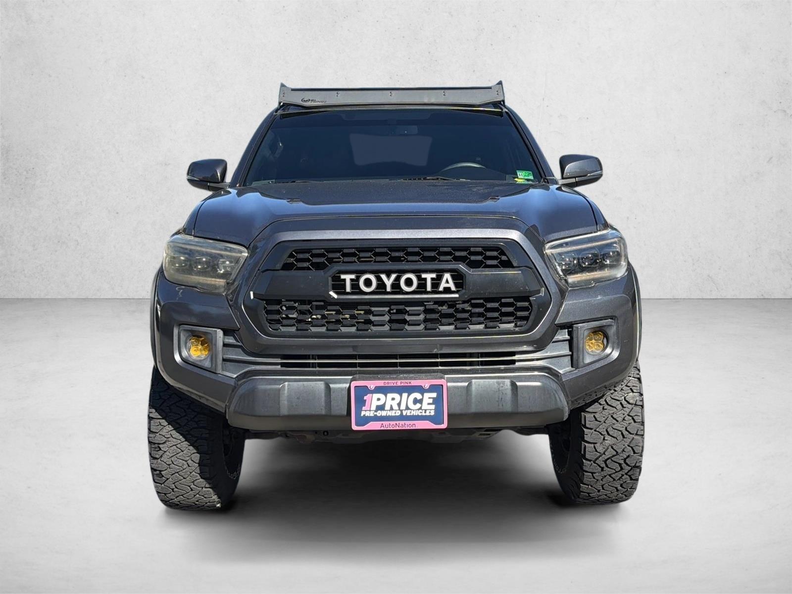 2017 Toyota Tacoma TRD V6 photo 2