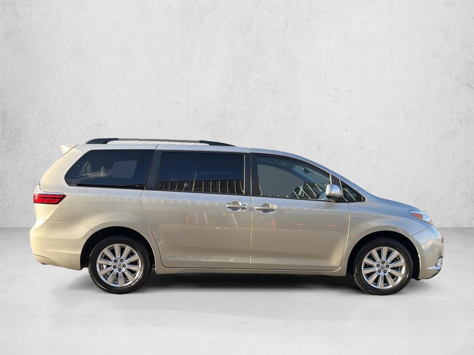 2017 Toyota Sienna XLE photo 2