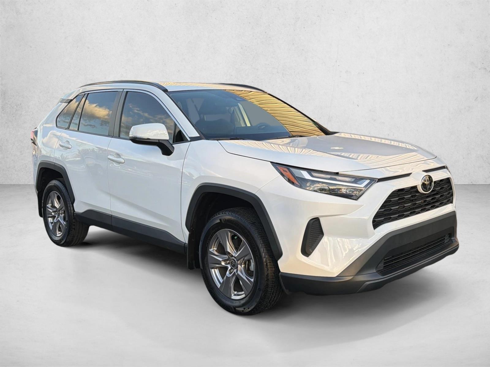 2022 Toyota RAV4 XLE photo 2
