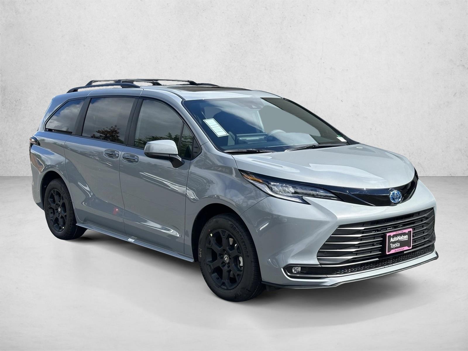 2025 Toyota Sienna Woodland Edition photo 3