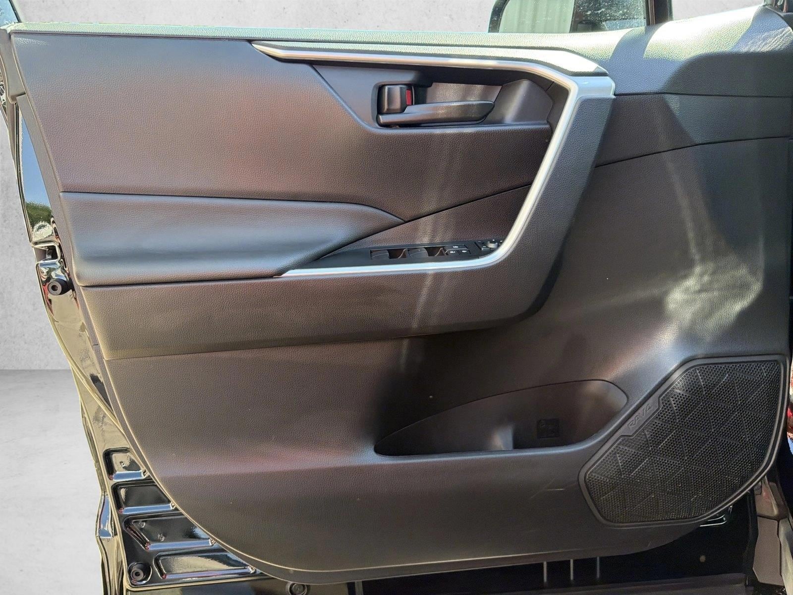 2025 Toyota RAV4 LE - Photo 9