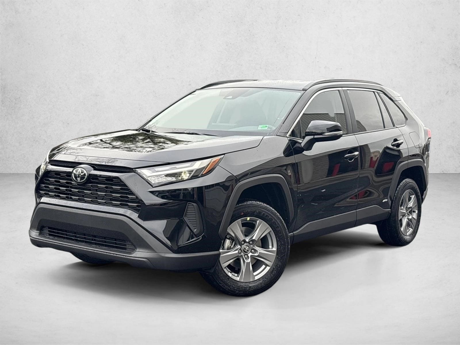 2025 Toyota RAV4 LE's photo